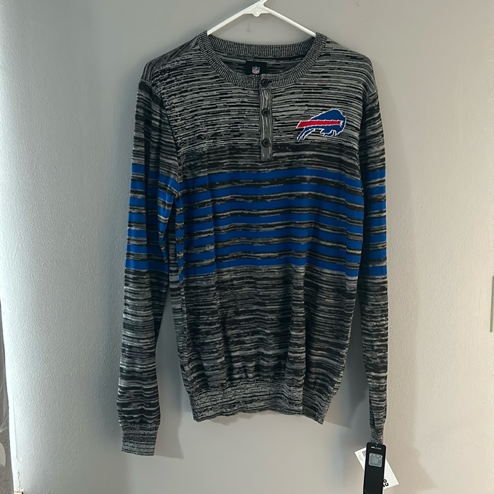 Grey long-sleeve Buffalo Bills sweater. Men’s size Medium, new with tags FOCO